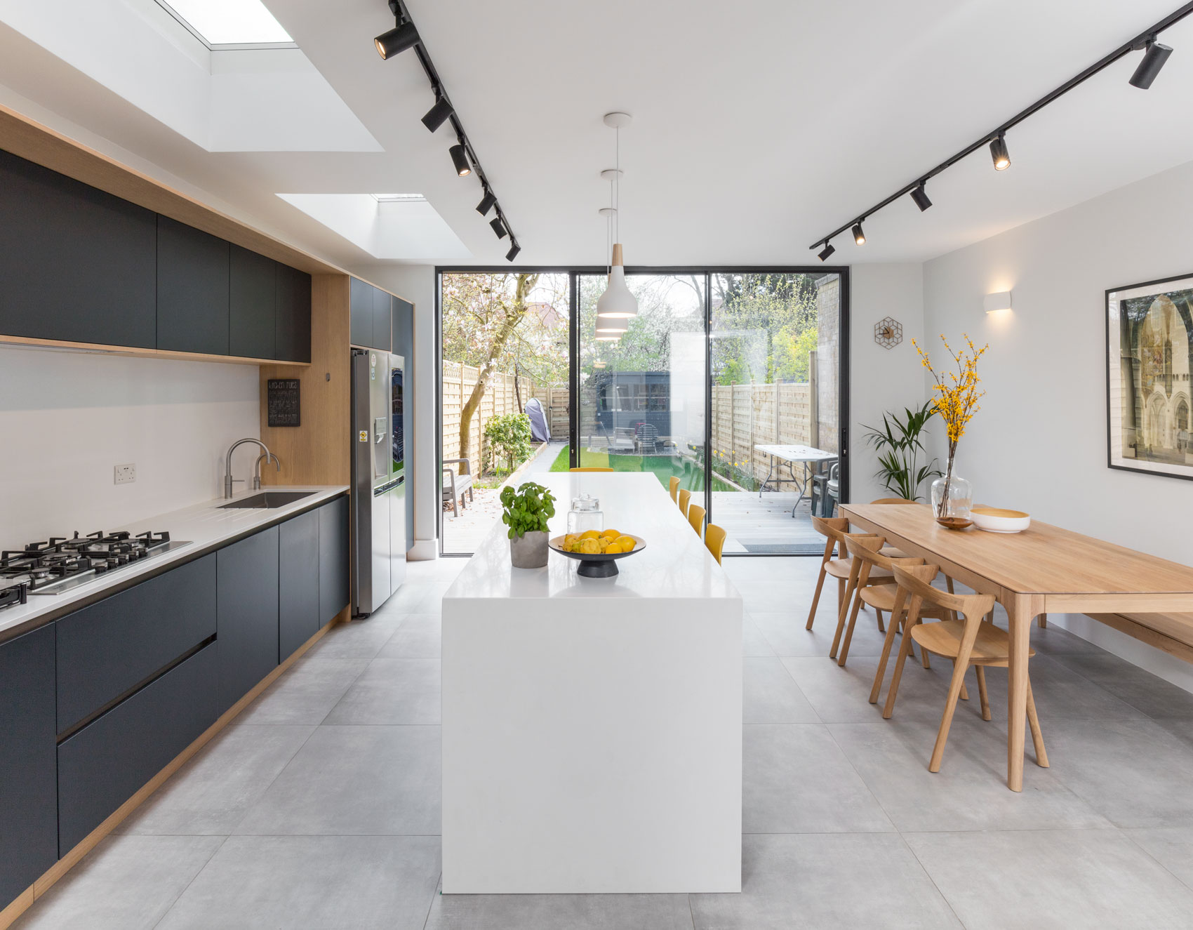 דורהם - מטבח עם נוף לגינה