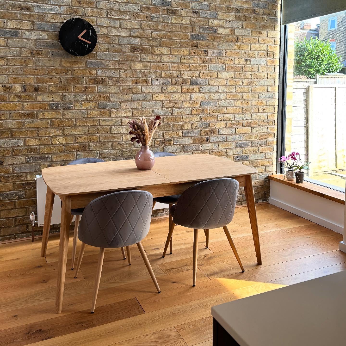 איסט פינצ׳לי - פינת אוכל עם קיר לבנים