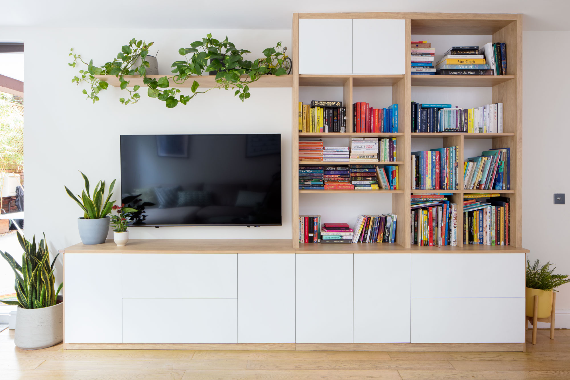 אדגוור - ספרייה ומזנון