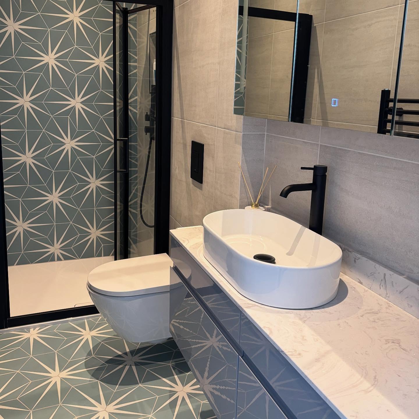 חדר רחצה - אריחים גיאומטריים