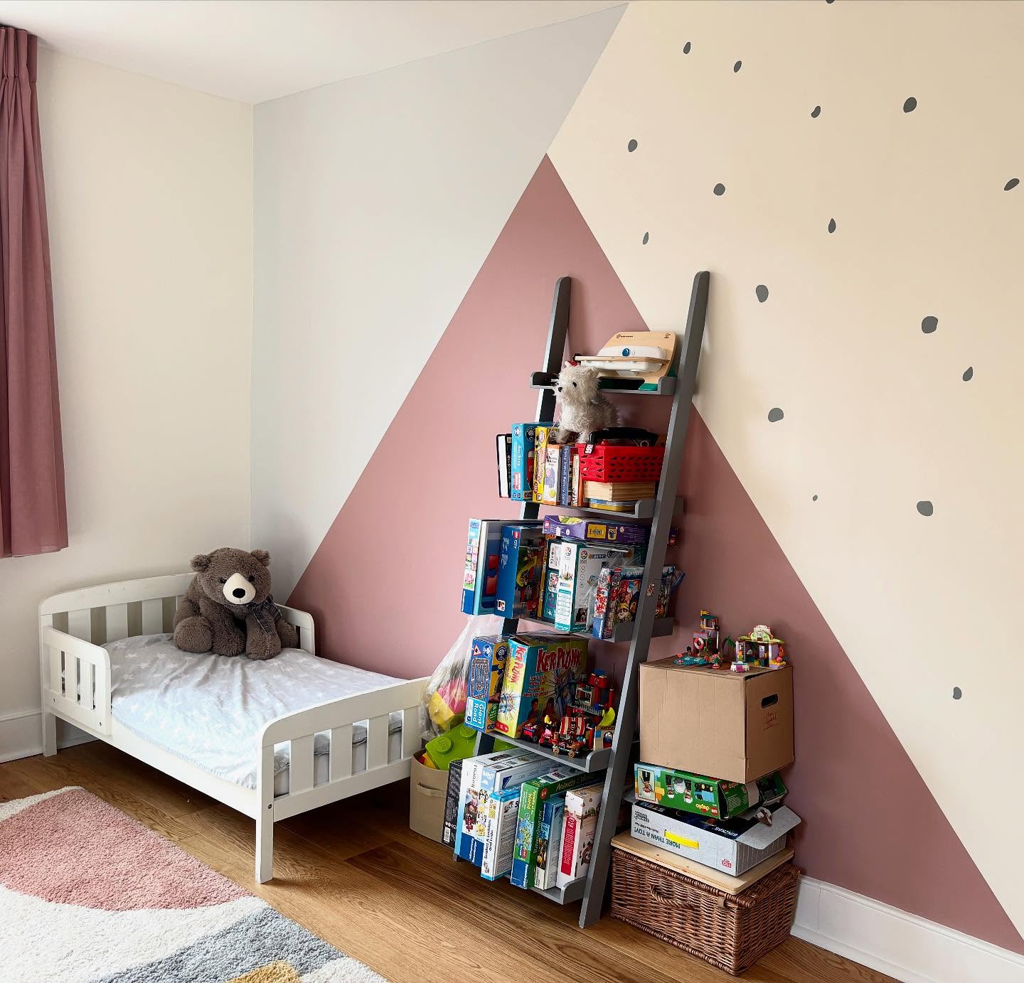 חדר ילדים - קיר גיאומטרי