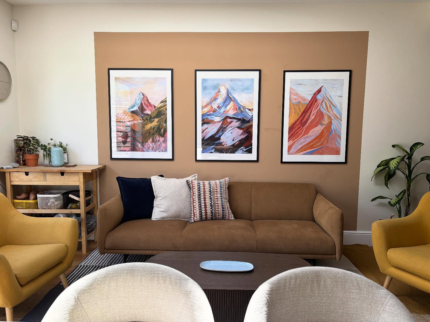 מאזוול היל - סלון עם אמנות