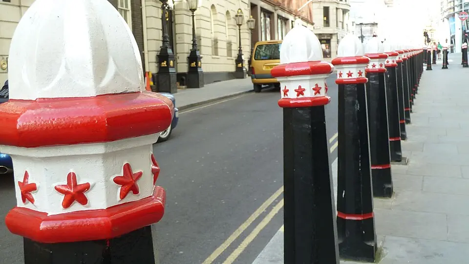 עמודי הגבול של City of London - סימני הדרקון שמסמנים את הכניסה למיל המרובע